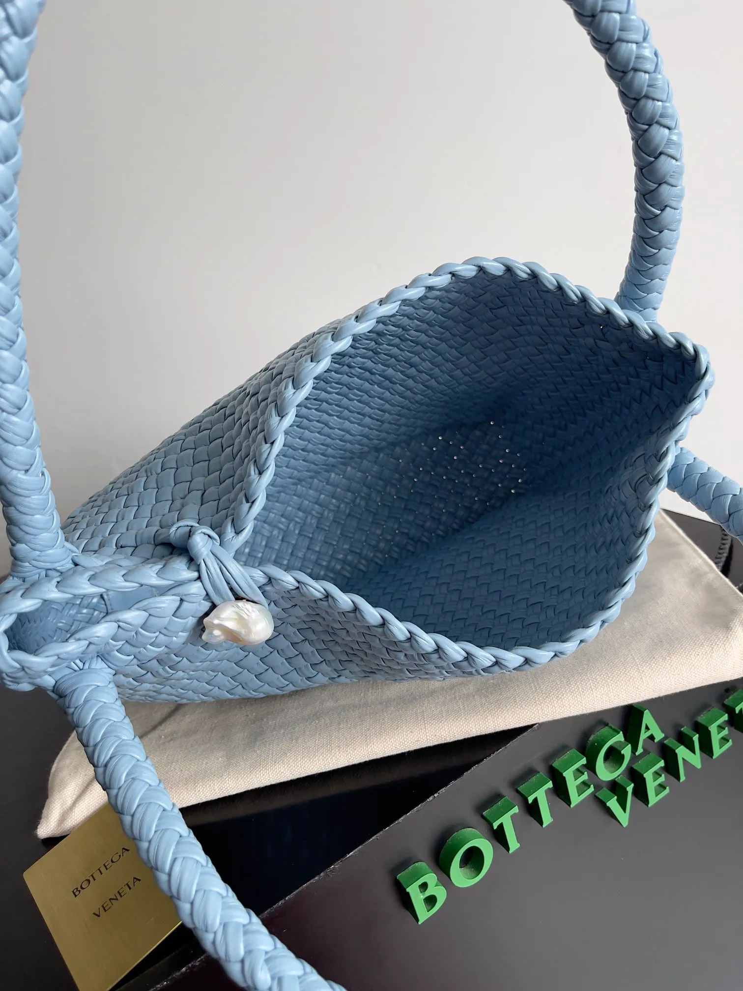 Batch 5760 BV collectible small woven handbags are really YYDS!! Bottega Veneta’s most classic small woven handbags are back! ! We use the highest quality leather with the highest craftsmanship❤️ to create the most precious works. We have created the original Intrecciato leather weaving process❤️ This unique traditional exclusive leather weaving method has not only become our logo but also the embodiment of the time-consuming and labor-intensive craftsmanship of our products❤️ The new TOSCA handbag must be a selection worth collecting🆕⚠️⚠️Babies, malachite and pearls can be sold separately and can be assembled by yourself Style number: 716974 Size: 27*9*18cm